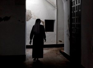 Inocencia interrumpida | Reseña de El Evangelio de Elisa Victoria