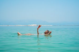 50 libros para llevarte a la playa este verano (y 50 razones para leerlos)